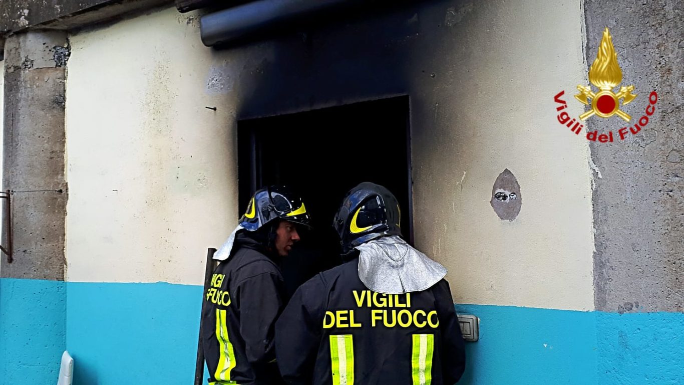 CATANIA: INCENDIO DI UN’ABITAZIONE, INTOSSICATI 3 BAMBINI E MORTO UN CANE