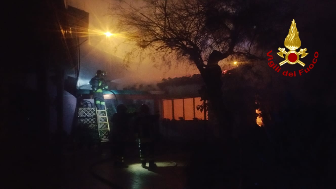 GRAVINA DI CATANIA: INCENDIO IN UN ABITAZIONE