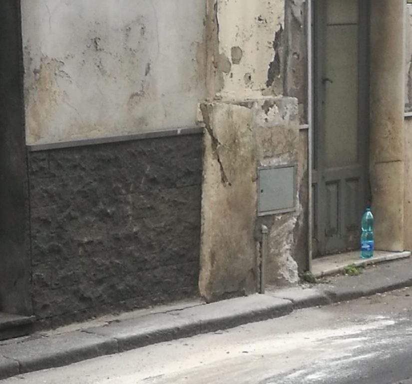 PATERNO': INCIDENTE IN VIA NAZARIO SAURO, AUTO FINISCE CONTRO IL MURO