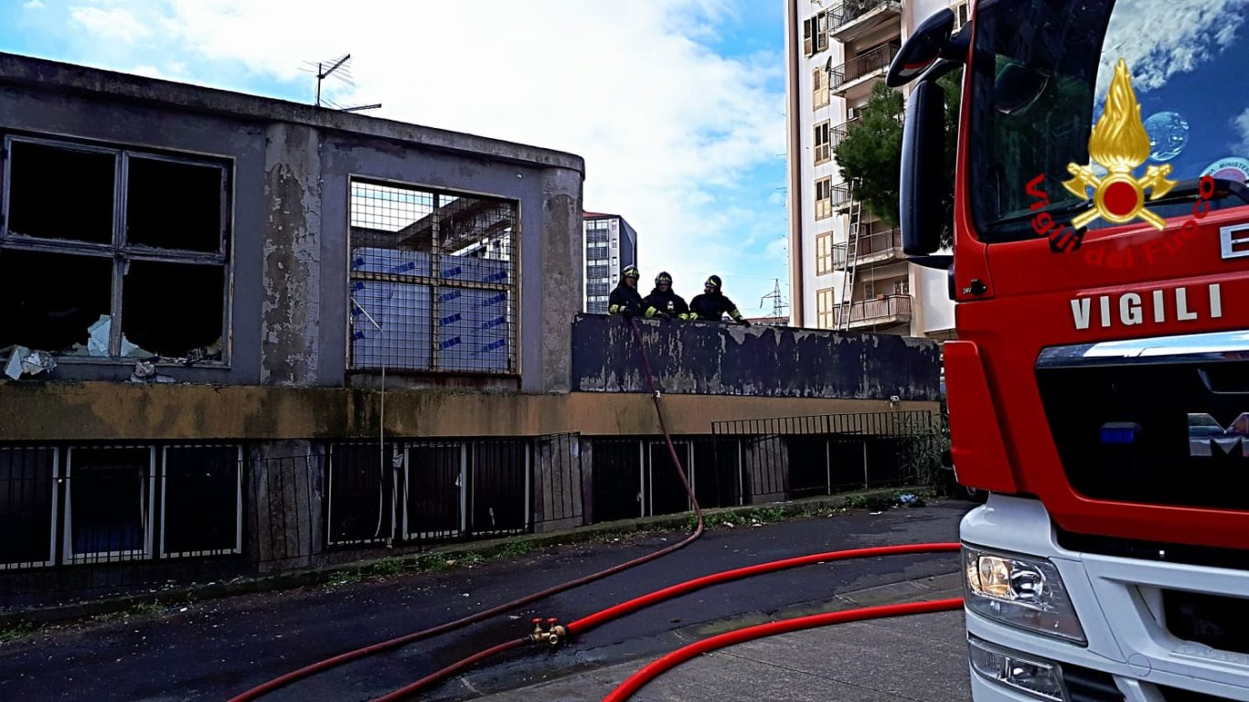 CATANIA: INCENDIO DI UN’ABITAZIONE, INTOSSICATI 3 BAMBINI E MORTO UN CANE