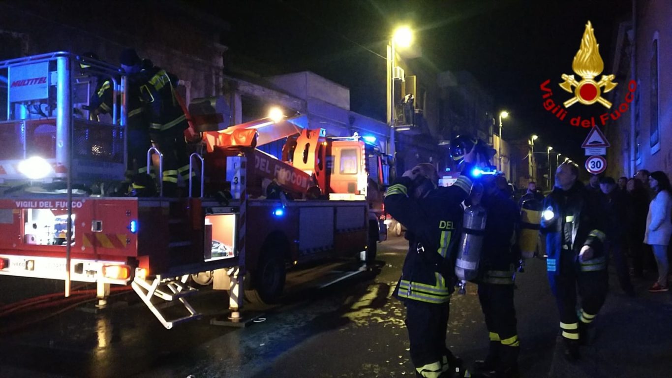 CATANIA: INCENDIO IN UNO STABILE,  SUL POSTO I VIGILI DEL FUOCO