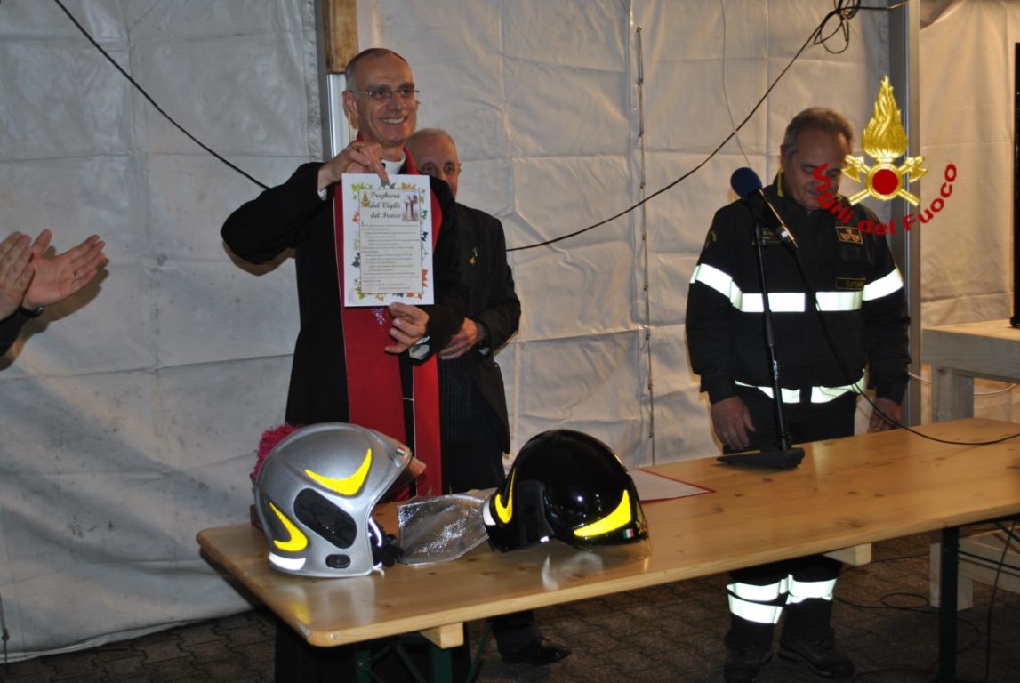 ACIREALE: IL VESCOVO RASPANTI IN VISITA AL CAMPO BASE DEI VIGILI DEL FUOCO