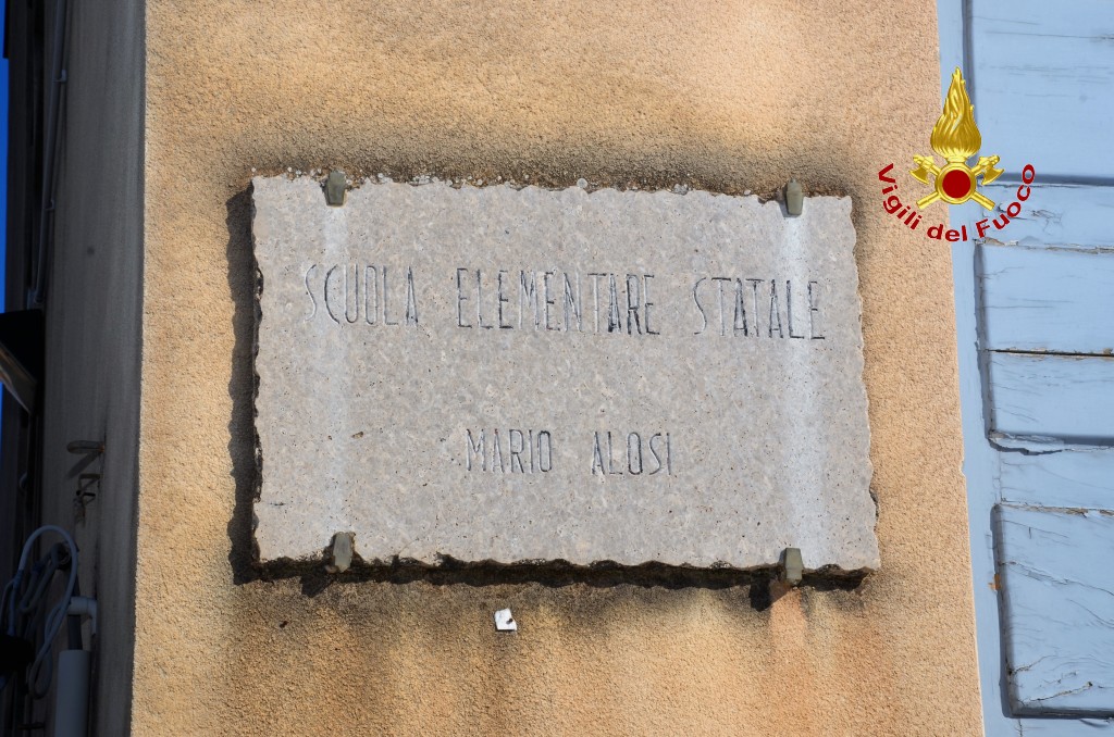 SISMA DEL 26 DICEMBRE, CONTINUA L’ATTIVITÀ DI RECUPERO BENI, I POMPIERI SALVANO QUADERNI E COLORI