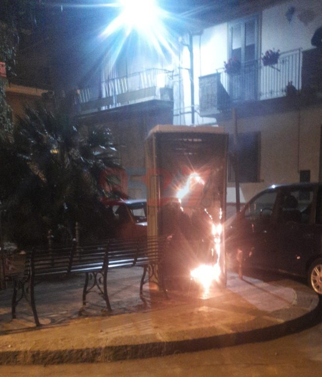 PATERNO': ENNESIMO INCENDIO DOLOSO, A FUOCO UN BAGNO CHIMICO