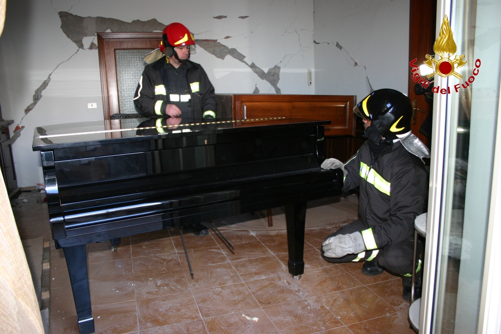 TERREMOTO, VIGILI DEL FUOCO RECUPERANO PIANOFORTE E LIBRI