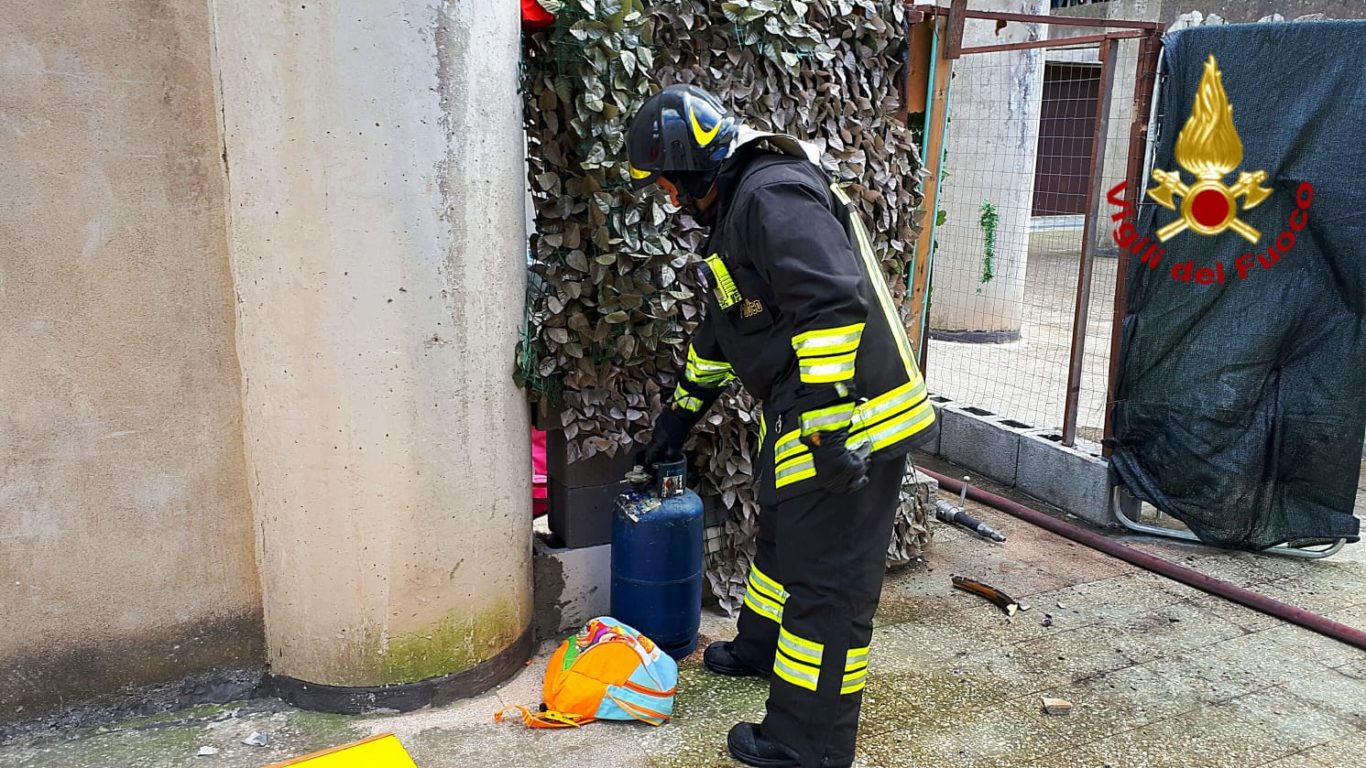 CATANIA: INCENDIO DI UN’ABITAZIONE, INTOSSICATI 3 BAMBINI E MORTO UN CANE