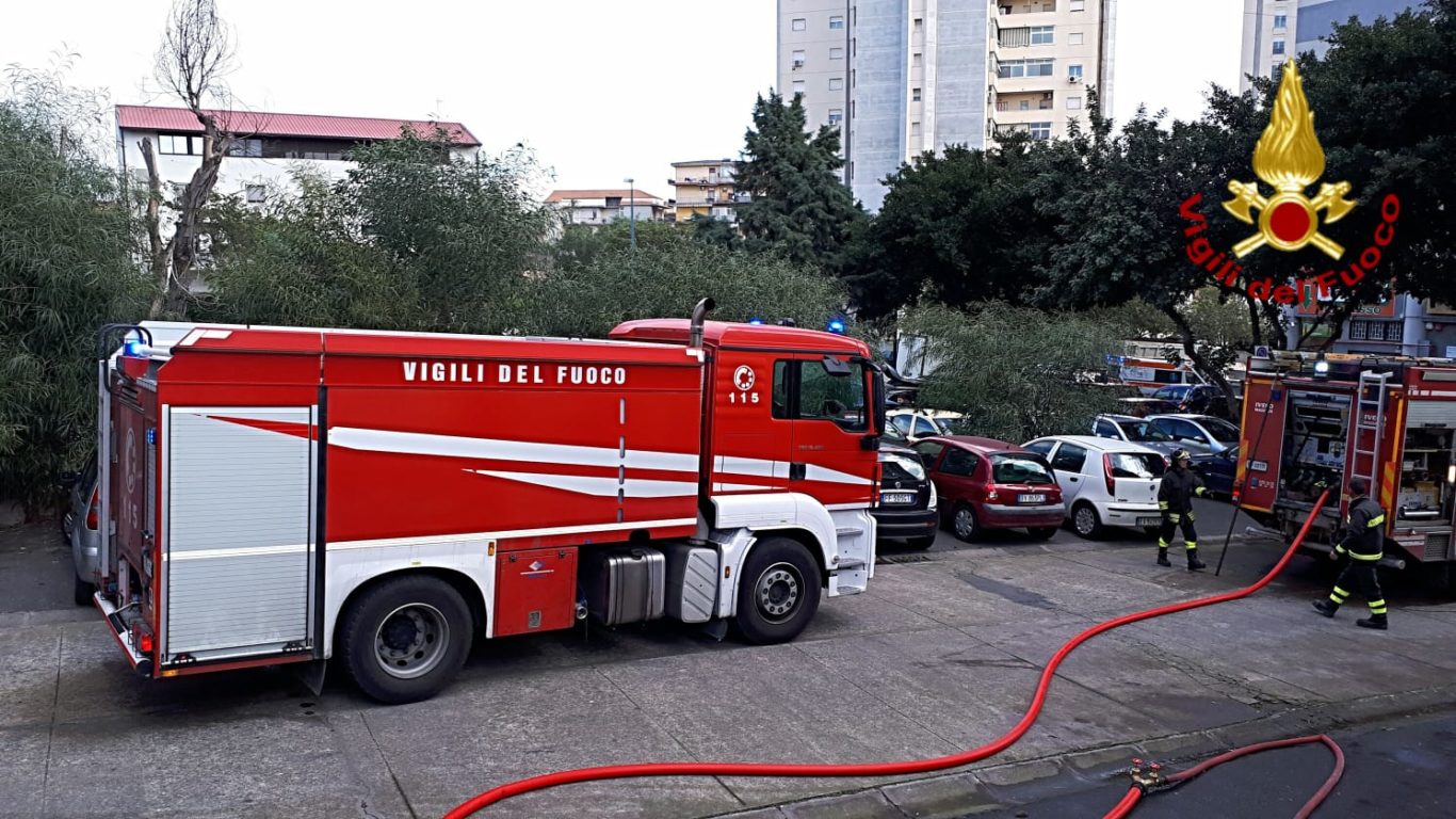 CATANIA: INCENDIO DI UN’ABITAZIONE, INTOSSICATI 3 BAMBINI E MORTO UN CANE
