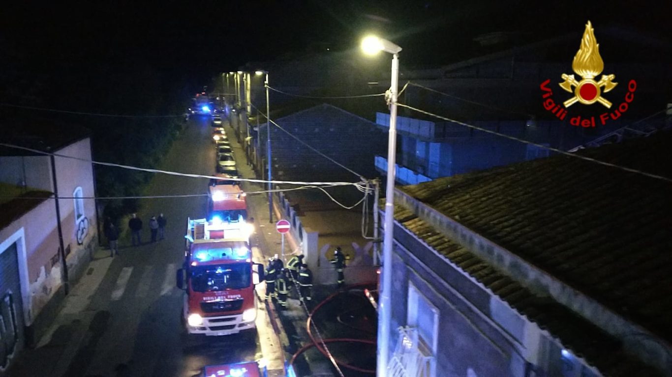 CATANIA: INCENDIO IN UNO STABILE,  SUL POSTO I VIGILI DEL FUOCO