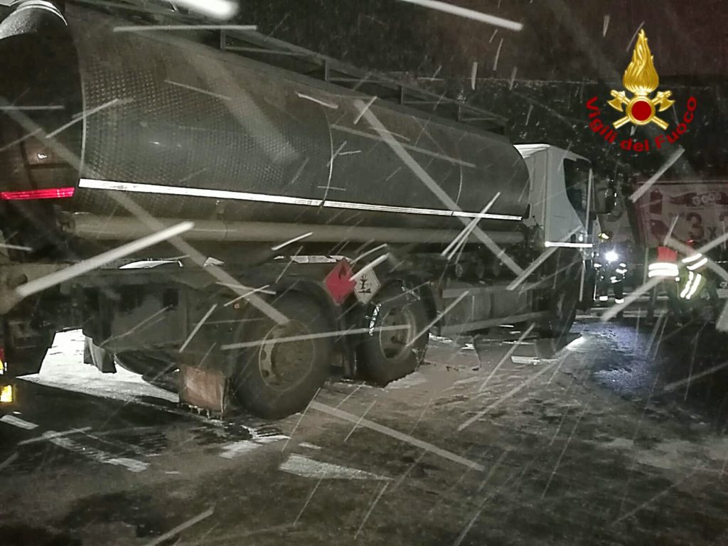 BRONTE: CISTERNA DI BENZINA, SBANDA SUL MANTO STRADALE GHIACCIATO