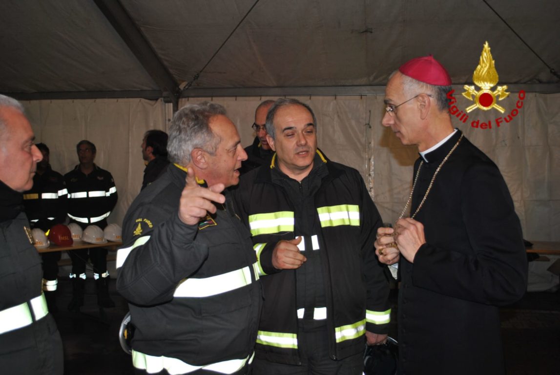 ACIREALE: IL VESCOVO RASPANTI IN VISITA AL CAMPO BASE DEI VIGILI DEL FUOCO