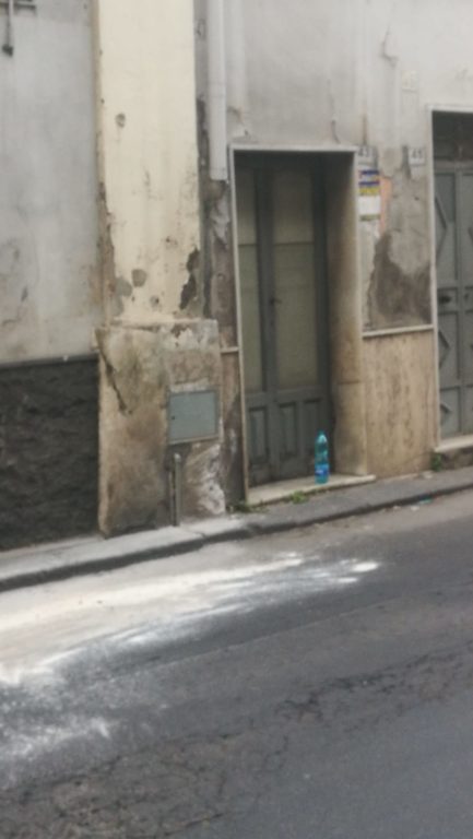 PATERNO': INCIDENTE IN VIA NAZARIO SAURO, AUTO FINISCE CONTRO IL MURO