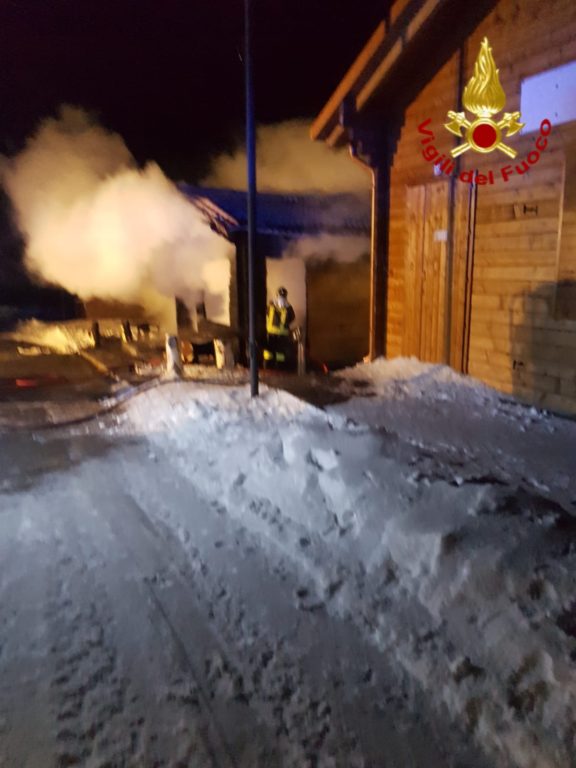 A FUOCO BAR DI PIANO PROVENZANA INTERVENTO DEI VIGILI DEL FUOCO - FOTO