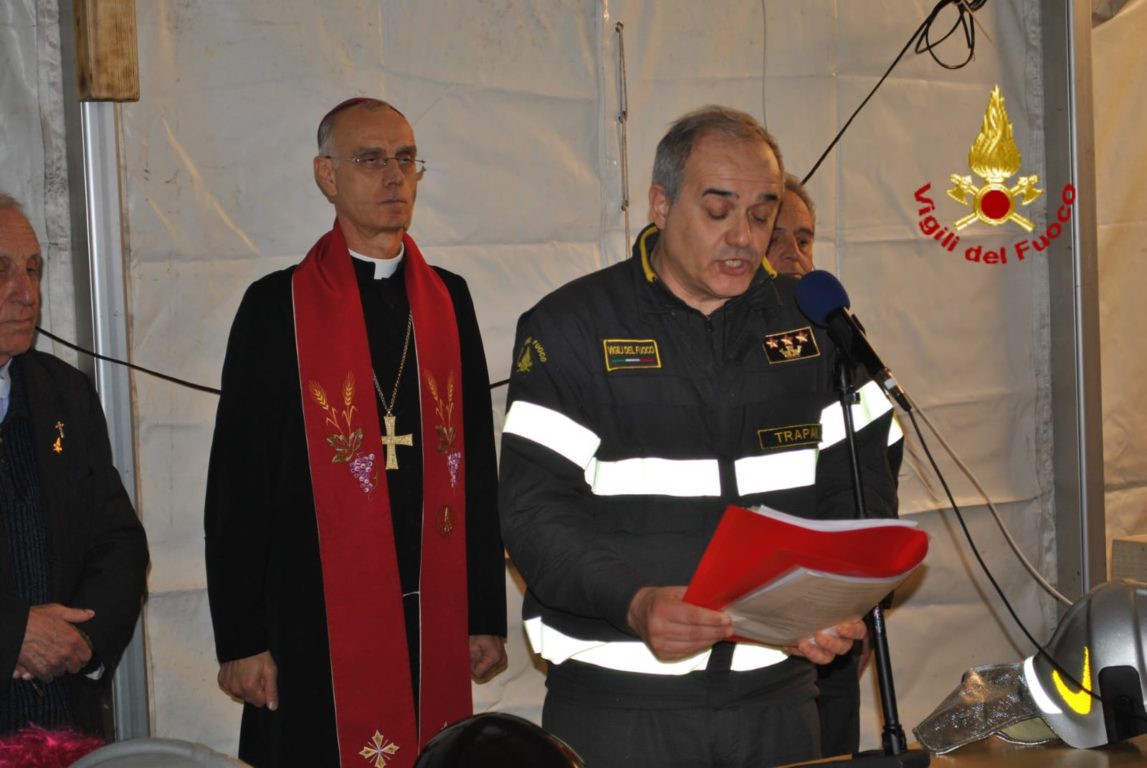 ACIREALE: IL VESCOVO RASPANTI IN VISITA AL CAMPO BASE DEI VIGILI DEL FUOCO