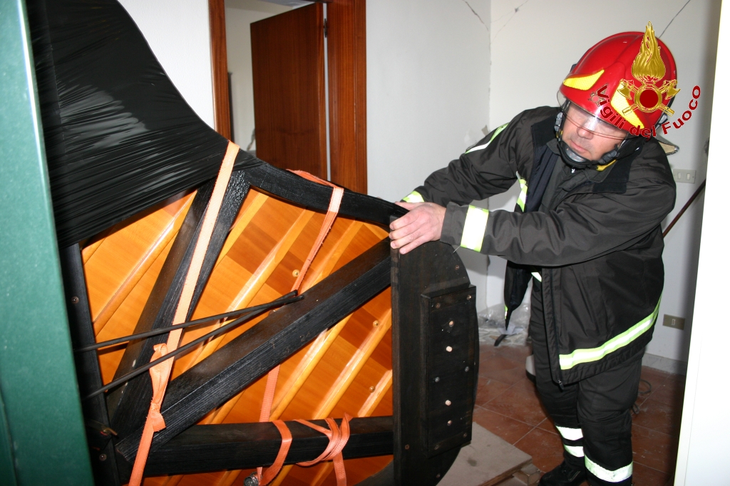 TERREMOTO, VIGILI DEL FUOCO RECUPERANO PIANOFORTE E LIBRI