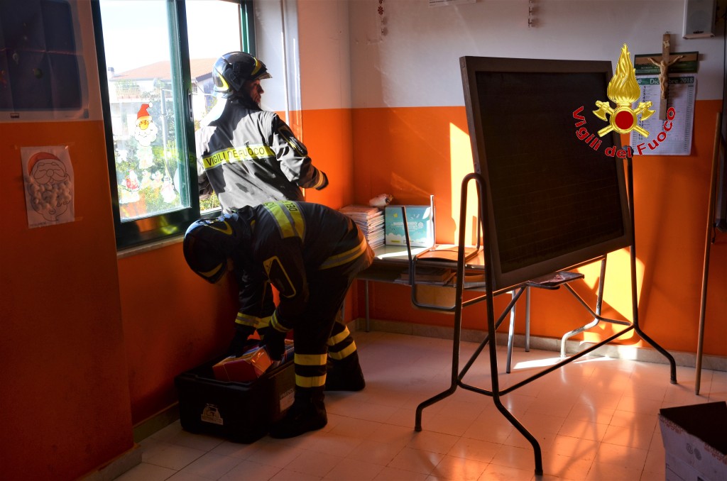 SISMA DEL 26 DICEMBRE, CONTINUA L’ATTIVITÀ DI RECUPERO BENI, I POMPIERI SALVANO QUADERNI E COLORI