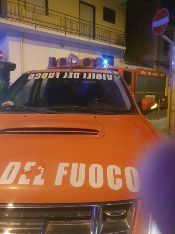 PATERNO': 93ENNE NON RISPONDE AL FIGLIO, INTERVENGONO I VVF, MA TUTTO OK