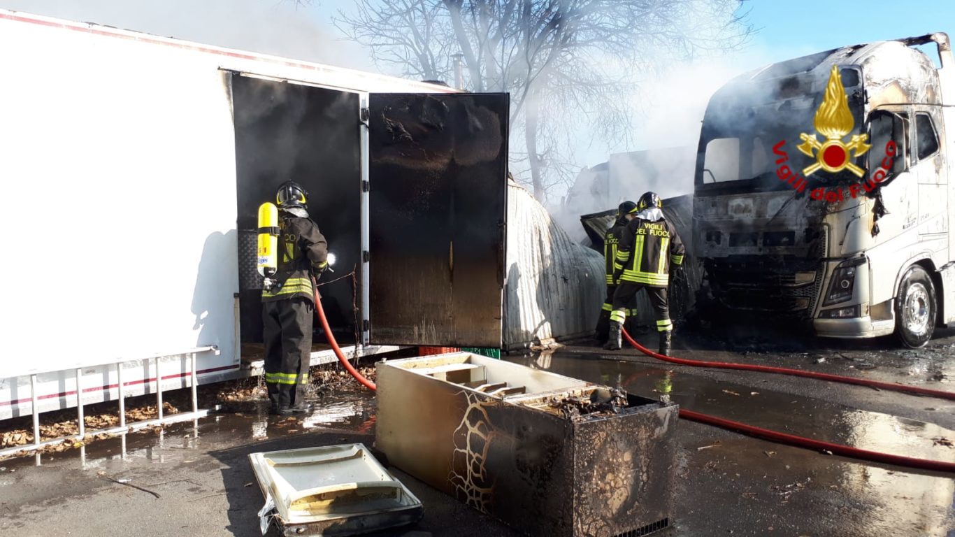 ACIREALE: VASTO INCENDIO IN UN DEPOSITO DI CAMION