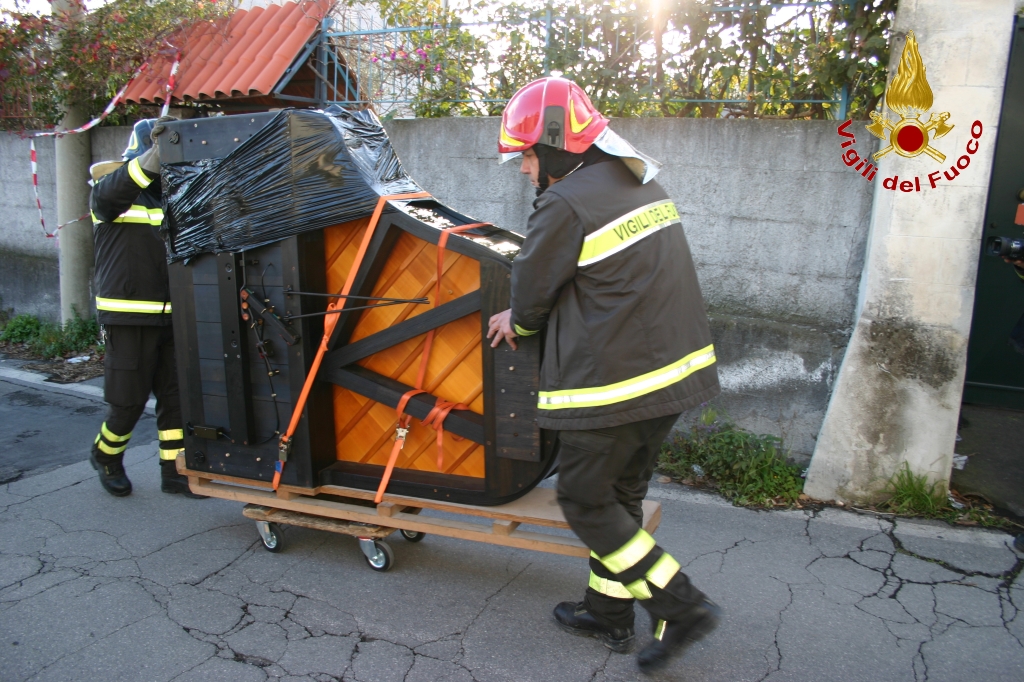 TERREMOTO, VIGILI DEL FUOCO RECUPERANO PIANOFORTE E LIBRI