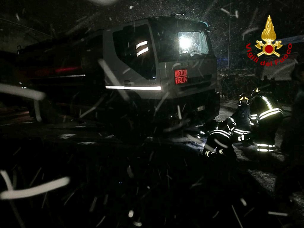 BRONTE: CISTERNA DI BENZINA, SBANDA SUL MANTO STRADALE GHIACCIATO