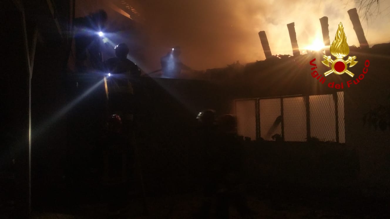 GRAVINA DI CATANIA: INCENDIO IN UN ABITAZIONE