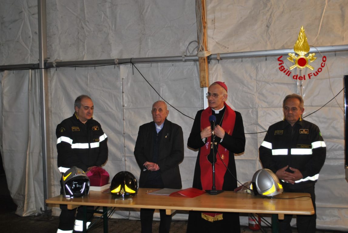 ACIREALE: IL VESCOVO RASPANTI IN VISITA AL CAMPO BASE DEI VIGILI DEL FUOCO