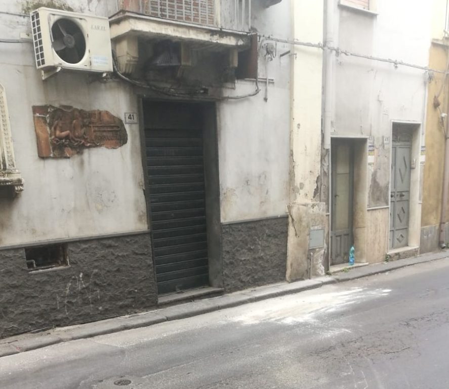 PATERNO': INCIDENTE IN VIA NAZARIO SAURO, AUTO FINISCE CONTRO IL MURO