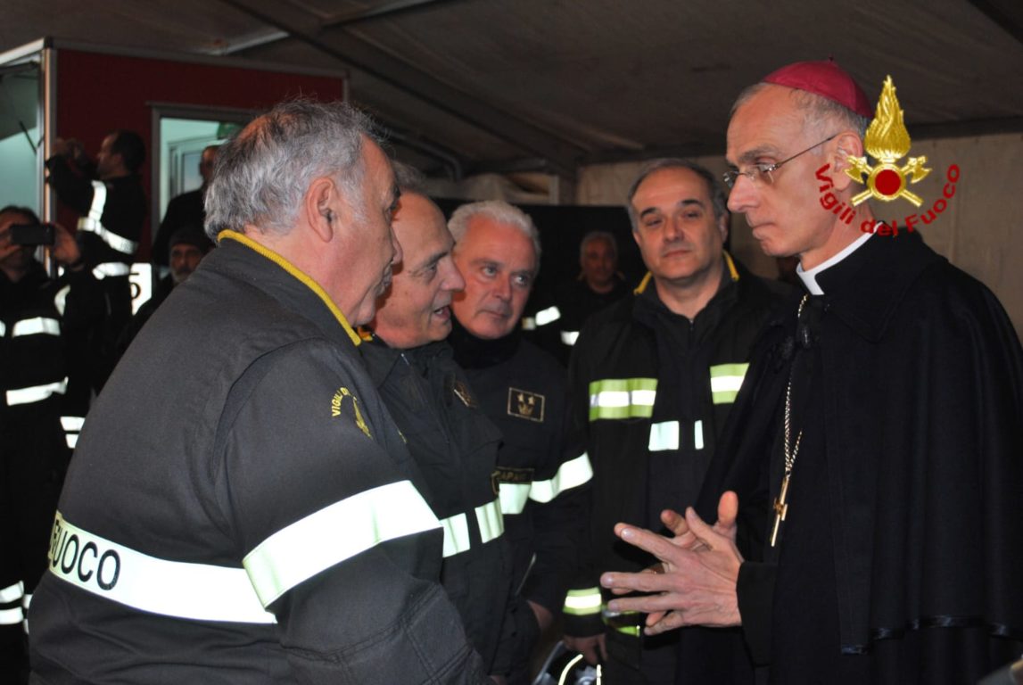 ACIREALE: IL VESCOVO RASPANTI IN VISITA AL CAMPO BASE DEI VIGILI DEL FUOCO