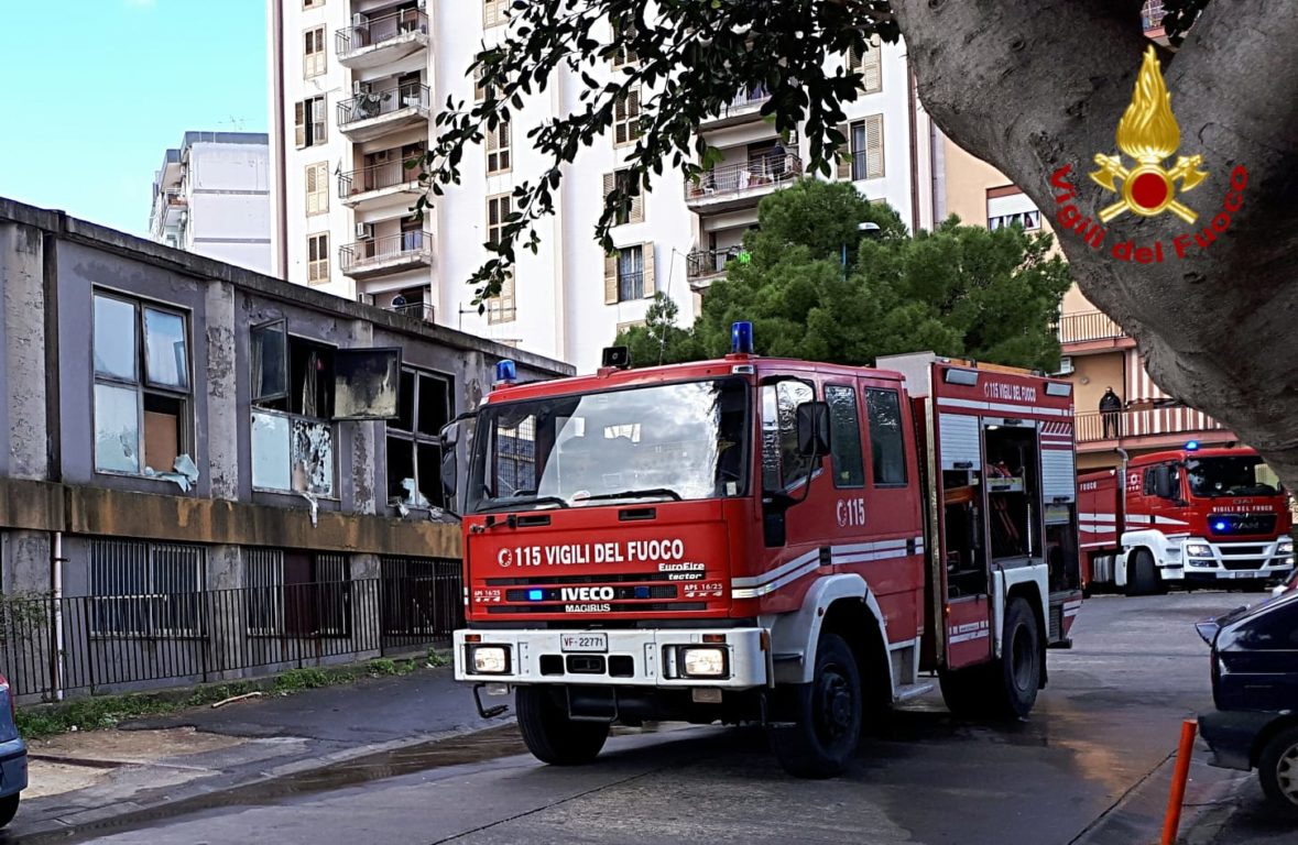 CATANIA: INCENDIO DI UN’ABITAZIONE, INTOSSICATI 3 BAMBINI E MORTO UN CANE