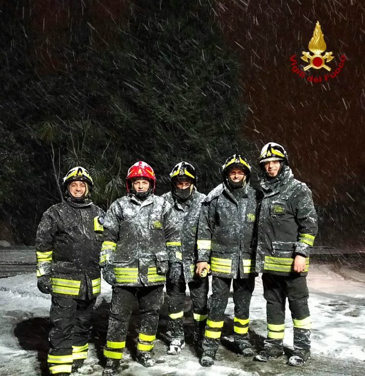 BRONTE: CISTERNA DI BENZINA, SBANDA SUL MANTO STRADALE GHIACCIATO