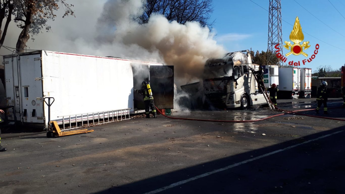 ACIREALE: VASTO INCENDIO IN UN DEPOSITO DI CAMION