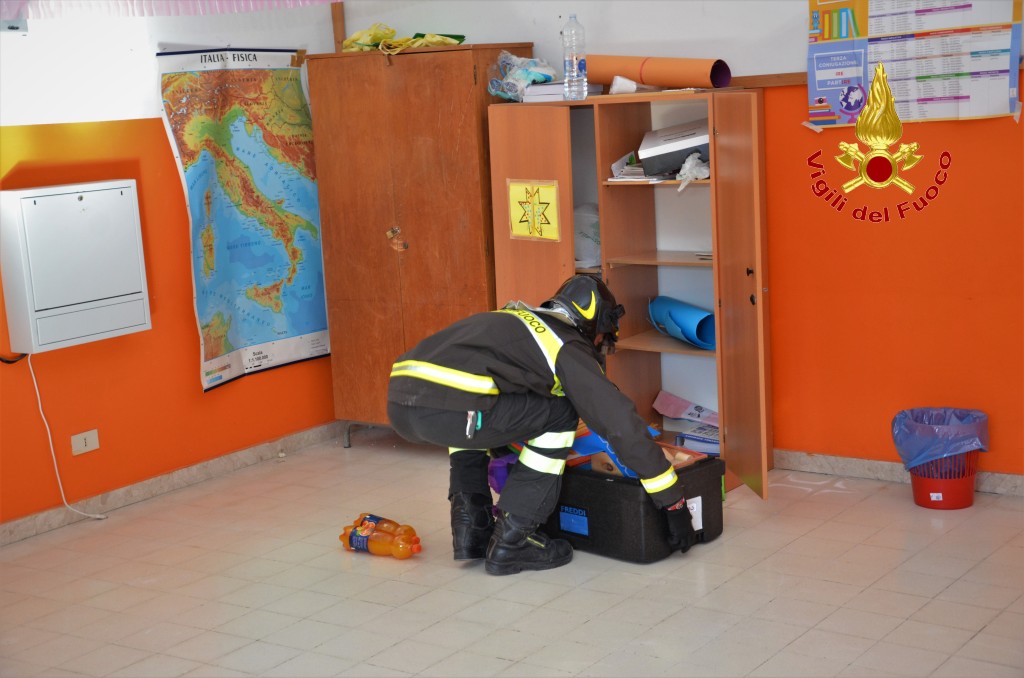 SISMA DEL 26 DICEMBRE, CONTINUA L’ATTIVITÀ DI RECUPERO BENI, I POMPIERI SALVANO QUADERNI E COLORI