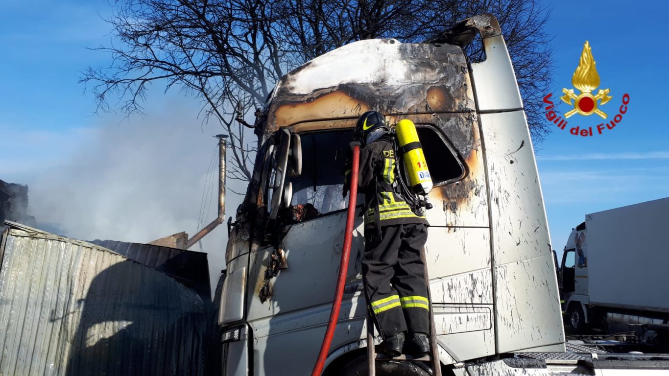 ACIREALE: VASTO INCENDIO IN UN DEPOSITO DI CAMION