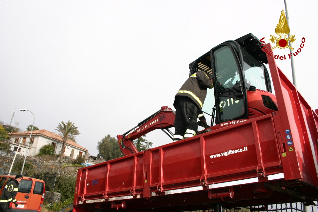VIGILI DEL FUOCO A FLERI PER LIBERARE AUTO INTRAPPOLATE