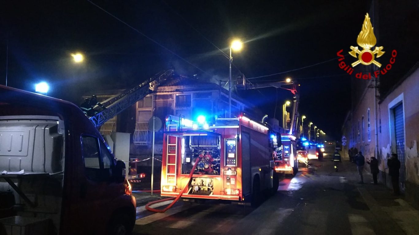 CATANIA: INCENDIO IN UNO STABILE,  SUL POSTO I VIGILI DEL FUOCO