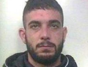 PATERNÒ: “SE ENTRATE IN CASA VI VENGO A CERCARE E VI SPARO”: I CARABINIERI ENTRANO E TROVANO LA DROGA