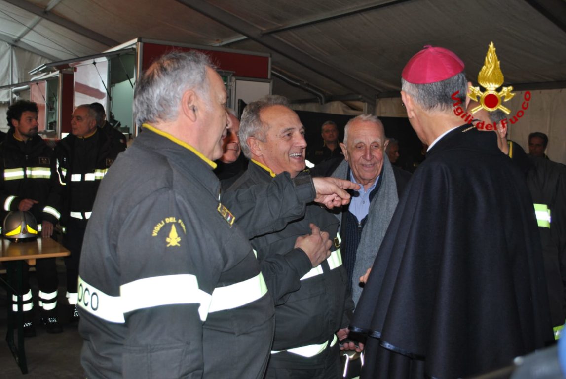 ACIREALE: IL VESCOVO RASPANTI IN VISITA AL CAMPO BASE DEI VIGILI DEL FUOCO
