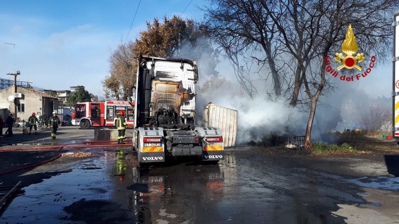 ACIREALE: VASTO INCENDIO IN UN DEPOSITO DI CAMION