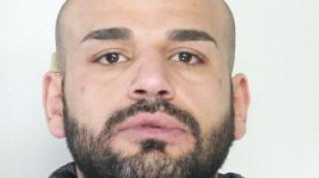 CATANIA: Tenta di rubare la borsa dentro un'automobile: arrestato