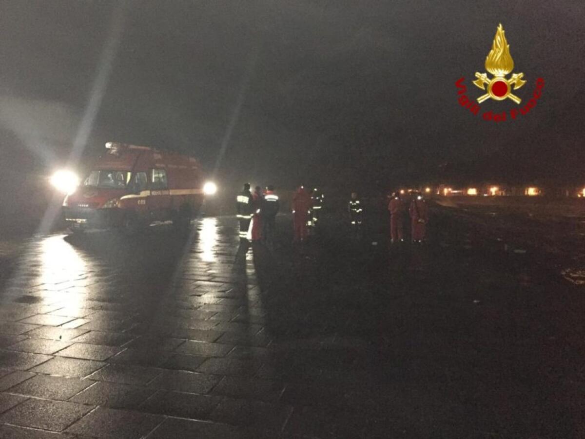 SANTA MARIA LA SCALA: AUTO FINISCE IN MARE, SI CERCANO 3 RAGAZZI - 