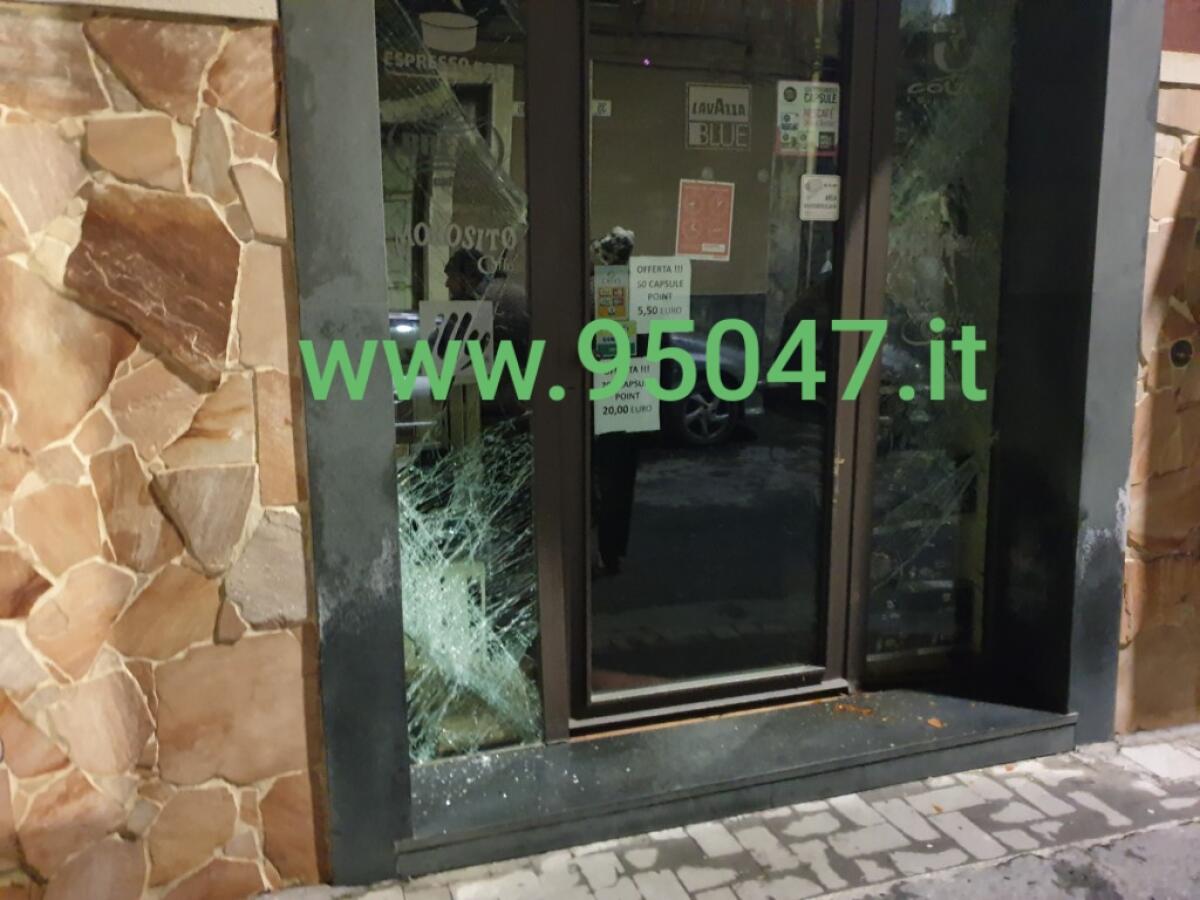 PATERNÒ RAPINA CON AUTO ARIETE FALLITA IN VIA MARCONI IERI SERA - 
