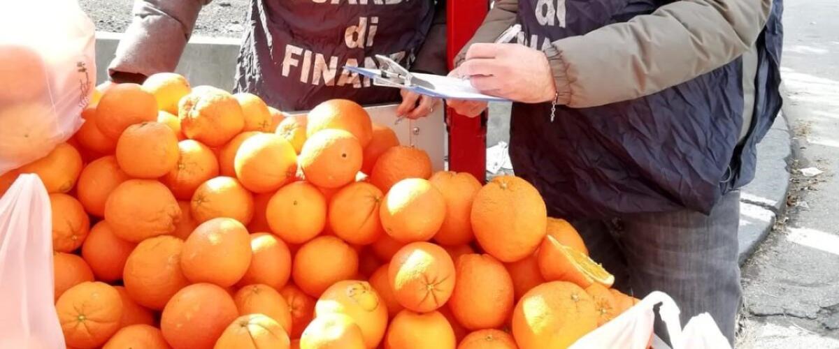 PEDARA: SEQUESTRATI 400 CHILI DI ARANCE E AGRUMI IL VENDITORE ABUSIVO ERA «FISCALMENTE INESISTENTE» - 
