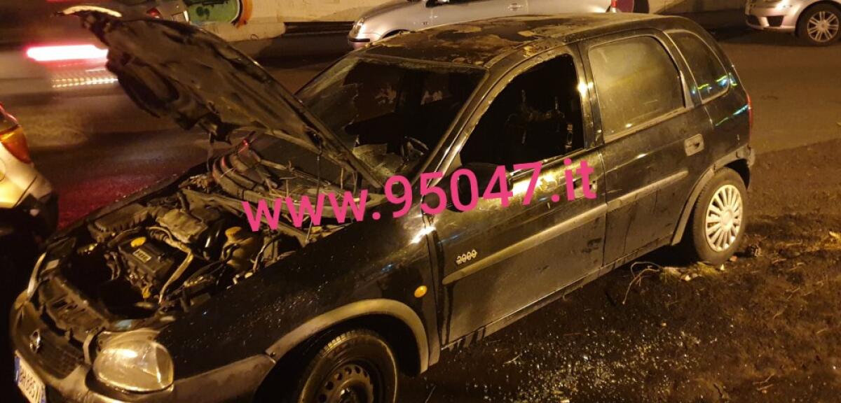 PATERNO’: AUTO IN FIAMME IN VIA VITTORIO EMANUELE - 