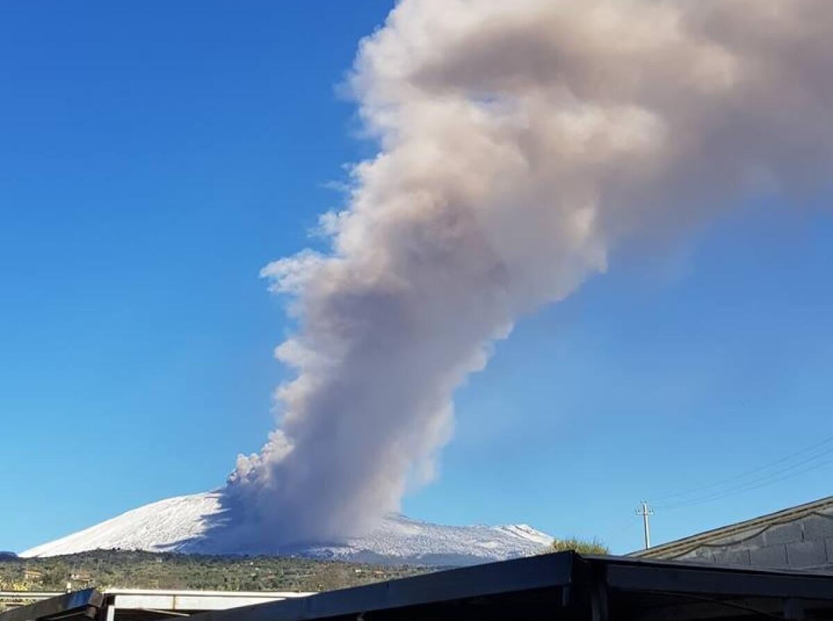 TROPPA CENERE DALL’ETNA: CHIUSI GLI SPAZI AEREI DI CATANIA E COMISO, VOLI DIROTTATI E PASSEGGERI NEL CAOS - 