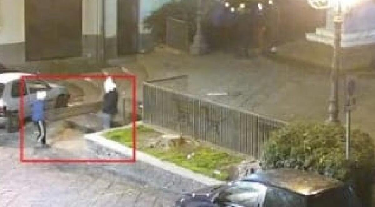 BIANCAVILLA: FILMATI I VANDALI DI PIAZZA ANNUNZIATA IL SINDACO: "SI CAMBIA REGISTRO” - 