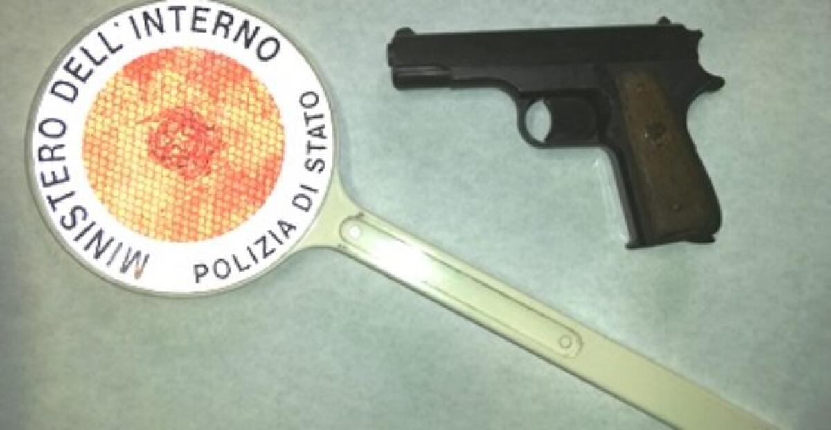 CATANIA, PUNTA LA PISTOLA IN FACCIA ALL’AGENTE IMMOBILIARE CHE CHIEDE IL PAGAMENTO DELLA PARCELLA: ENTRAMBI INDAGATI - 