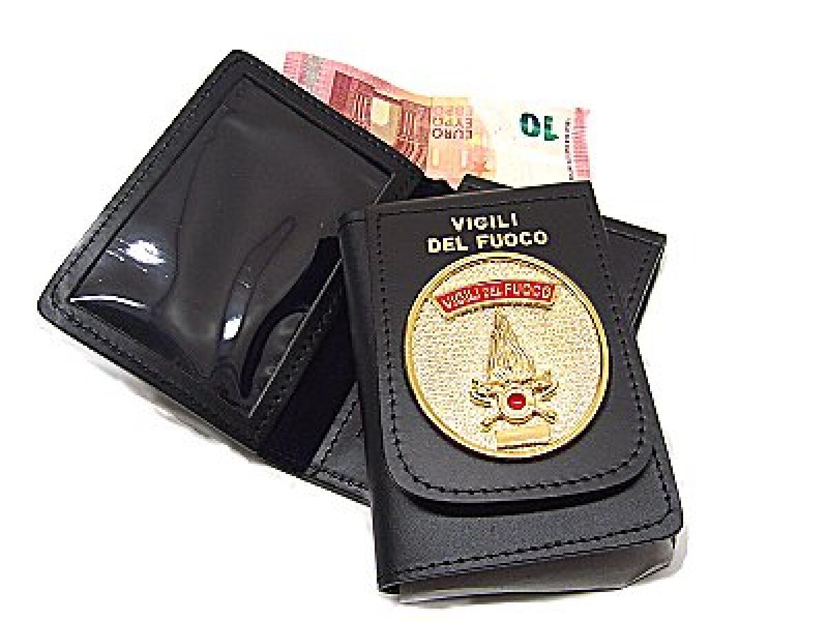 CATANIA: GIRAVA CON UNA PLACCA DEI VIGILI DEL FUOCO. FERMATO E DENUNCIATO - 