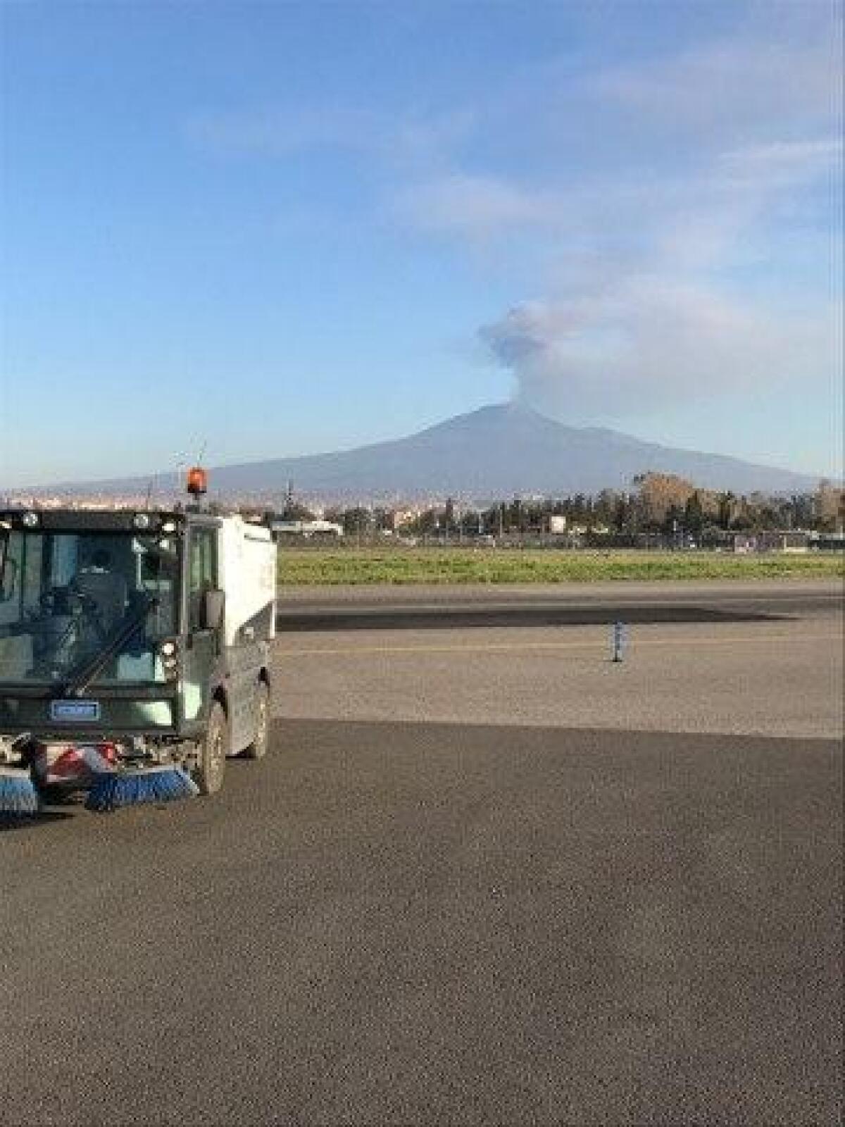 Etna, tregua: torna operativo aeroporto di Catania - 