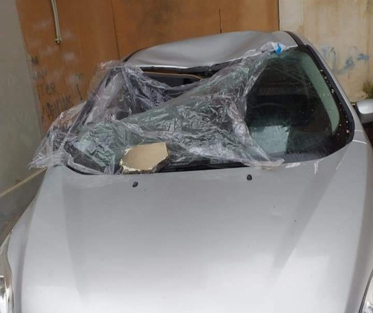 PATERNÒ: FORTI RAFFICHE DI VENTO, DANNI PER LA CADUTA DI UN CORNICIONE E UN ALBERO - 