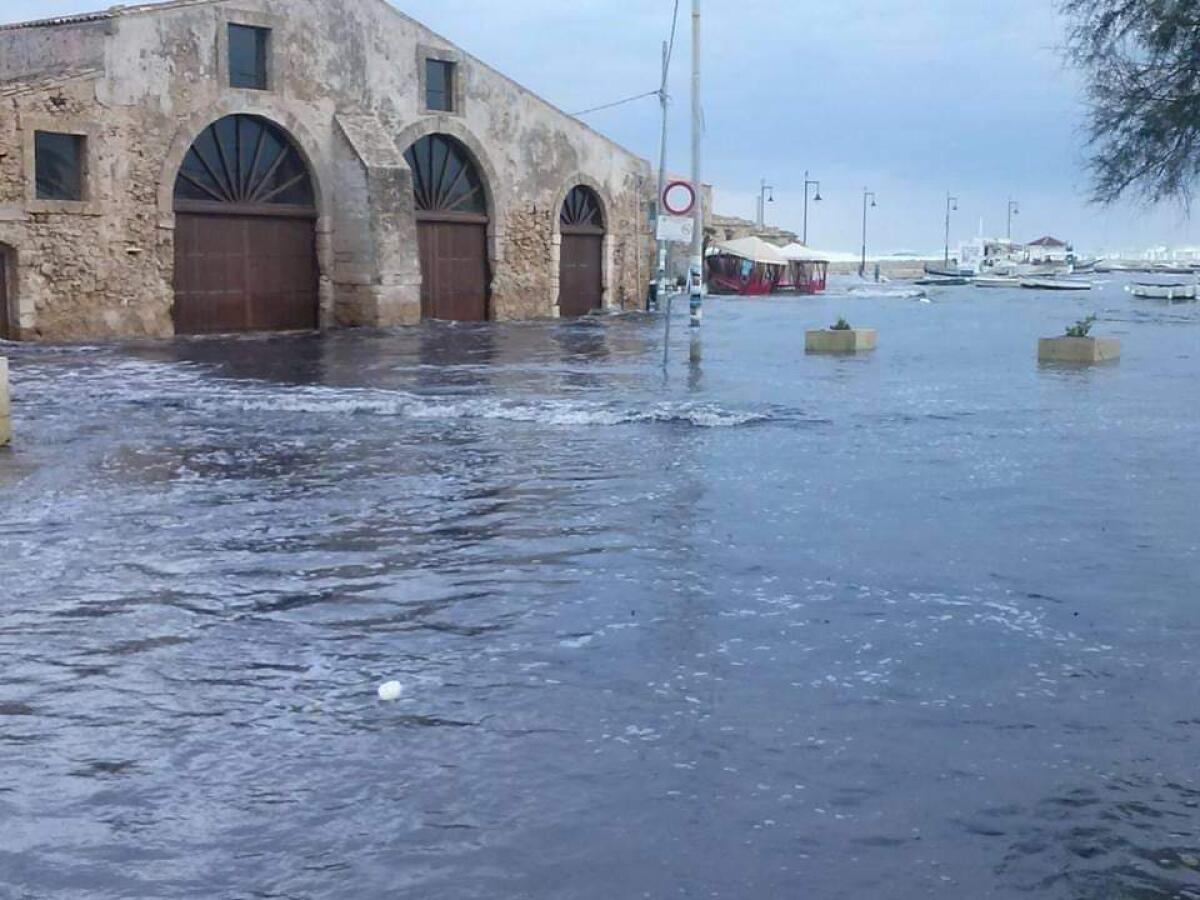 A MARZAMEMI, LA MAREGGIATA ARRIVA SULLA TERRAFERMA, A CATANIA EFFETTUATI PIÙ DI 40 INTERVENTI DAI VIGILI DEL FUOCO - 