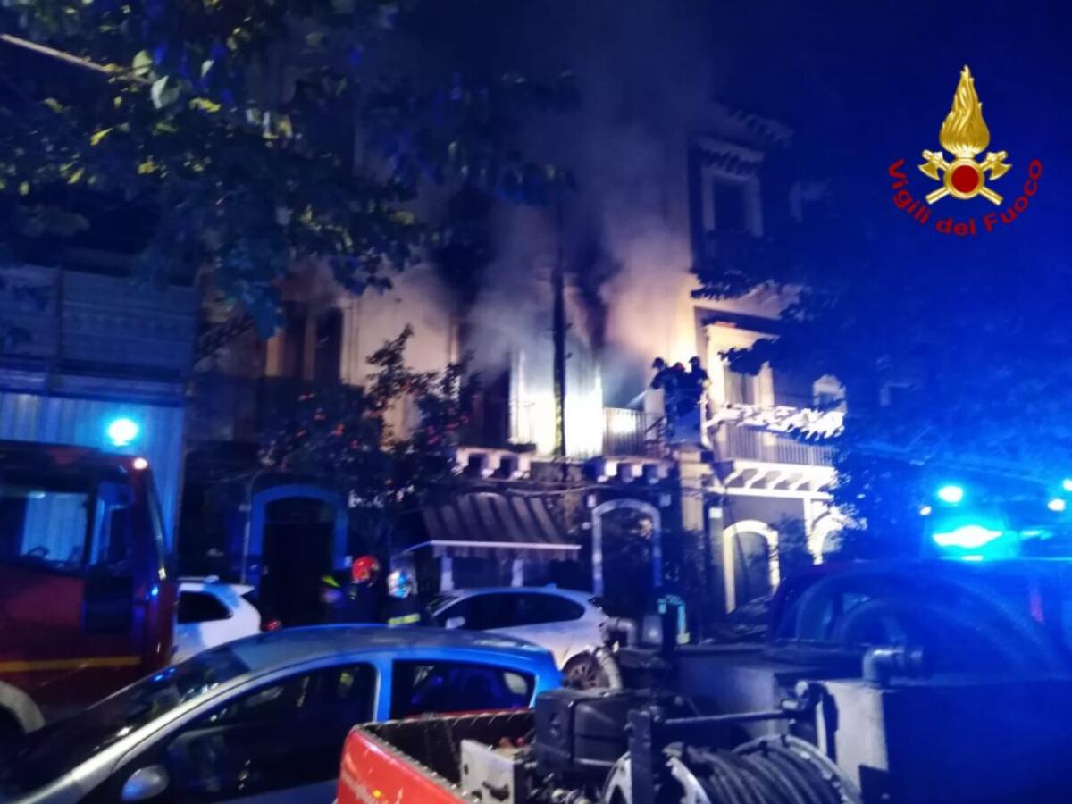 CATANIA: INCENDIO IN APPARTAMENTO, 3 PERSONE TRATTE IN SALVO DAI VVFF - FOTO - 